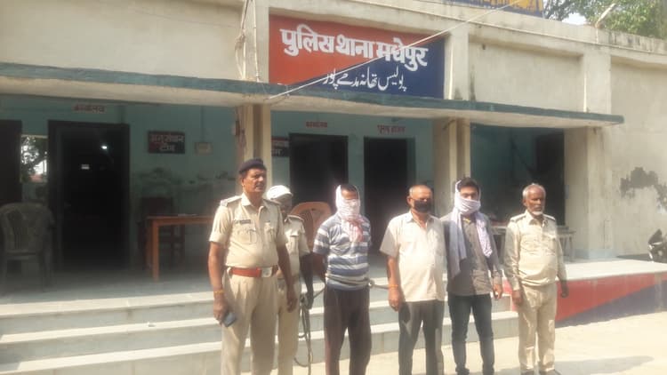 Bihar News : नशे में सीओ को शराब गिफ्ट करने पहुंचे राजस्वकर्मी, दो साथी समेत गिरफ्तार, जेल भेजे गये