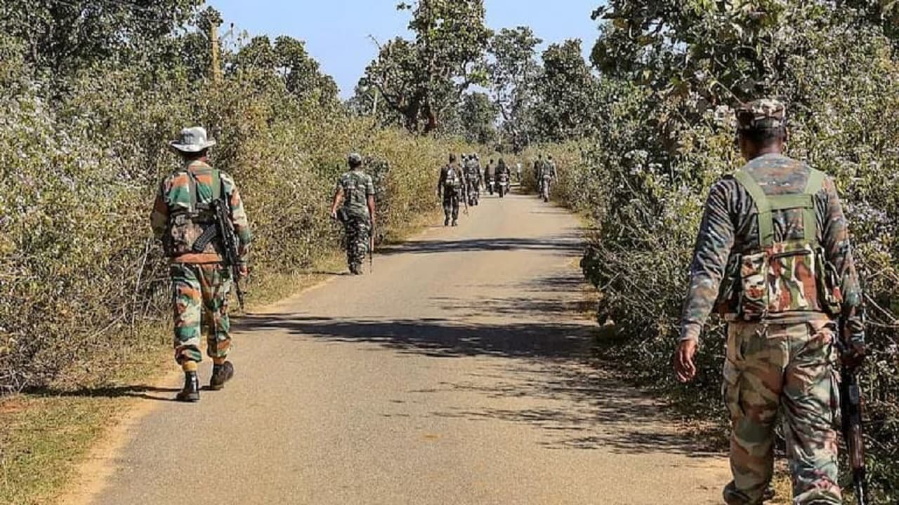 Jharkhand Naxal News : рдирдХреНрд╕рд▓реА рдкреЛрд╕реНрдЯрд░ рдорд┐рд▓рдиреЗ рд╕реЗ рдЗрд▓рд╛рдХреЗ рдореЗрдВ рд╣рдбрд╝рдХрдВрдк, рдорд╛рдУрд╡рд╛рджрд┐рдпреЛрдВ рдиреЗ 11 рд╕рд┐рддрдВрдмрд░ рдХреЛ рдмреБрд▓рд╛рдпрд╛ рдмрдВрдж