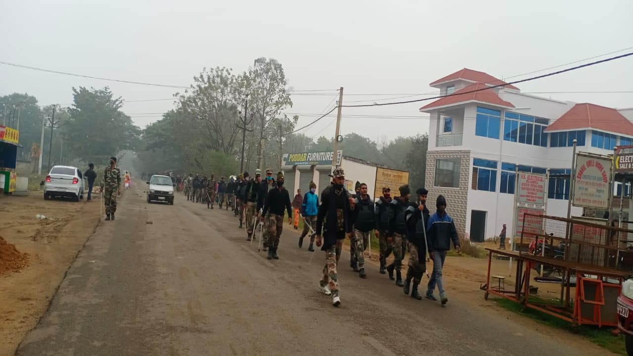 Jharkhand: अलग कोल्हान देश मामले में पुलिस पर जानलेवा हमला को लेकर 17 आरोपी गये जेल, पुलिस का फ्लैग मार्च