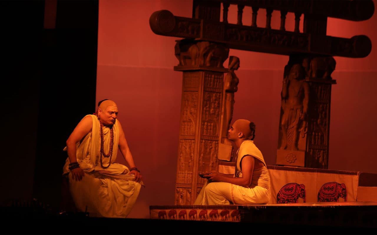 दिल्ली विश्वविद्यालय में ऐतिहासिक नाटक ‘चाणक्य’ का हुआ भव्य मंचन, एक्टर मनोज जोशी नजर आए इस भूमिका में