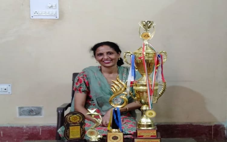 कभी खुद के लिए करती थीं योग, 50 की उम्र में बुजुर्ग महिलाओं व लड़कियों को हेल्दी बना रहीं चांद नागपाल