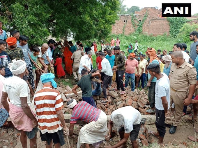 चंदौली में जमीन में धंसी ईंट निकाल रहे तीन मजदूरों की दीवार गिरने से मौके पर मौत, राहत कार्य जारी