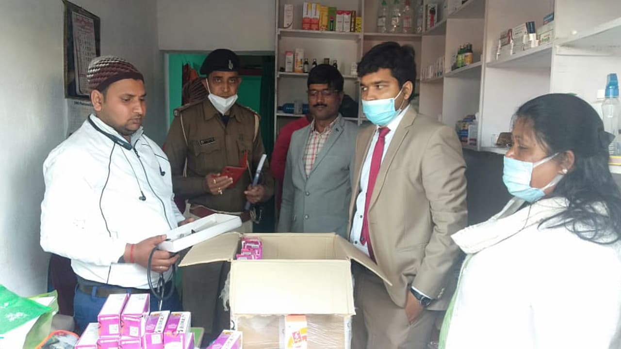 दवा के अवैध कारोबार पर कोडरमा प्रशासन की सख्ती, चंदवारा में मेडिकल दुकान और क्लीनिक को किया सील