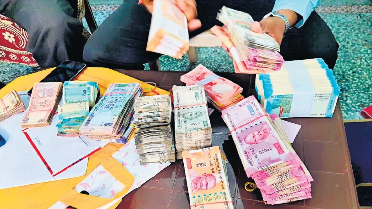 वन विभाग अधिकारी के कई ठिकानों पर EOU की छापेमारी, मिली करोड़ों की संपत्ति