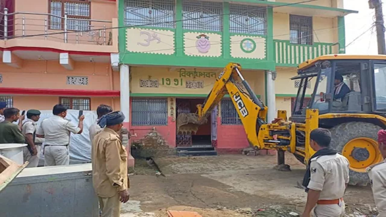 बिहार में भी बुलडोजर मॉडल की चर्चा, छपरा में हत्या के आरोपित हुए फरार तो जेसीबी से घर को तोड़ा