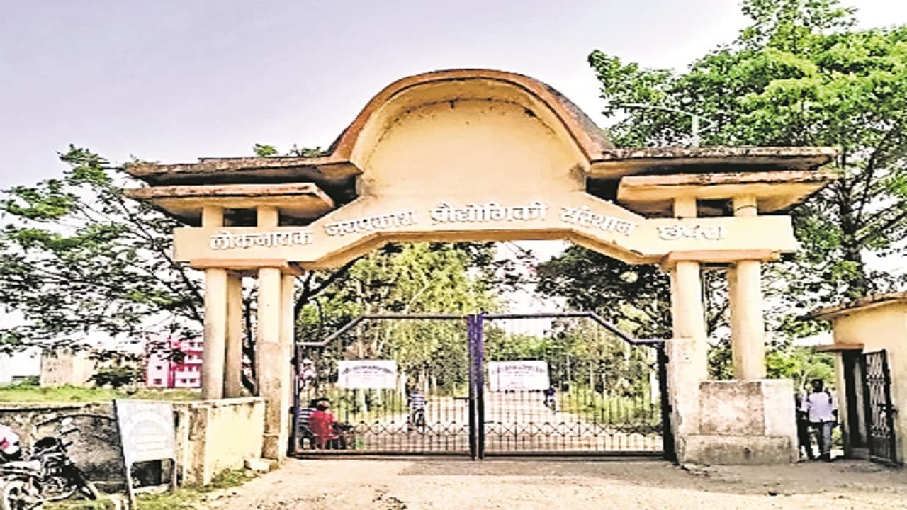 बिहार: छपरा के इंजीनियरिंग कॉलेज में बाहरी प्रोफेसरों को छात्रों ने बनाया बंधक, नकल करने के दौरान छीनी थी कॉपी