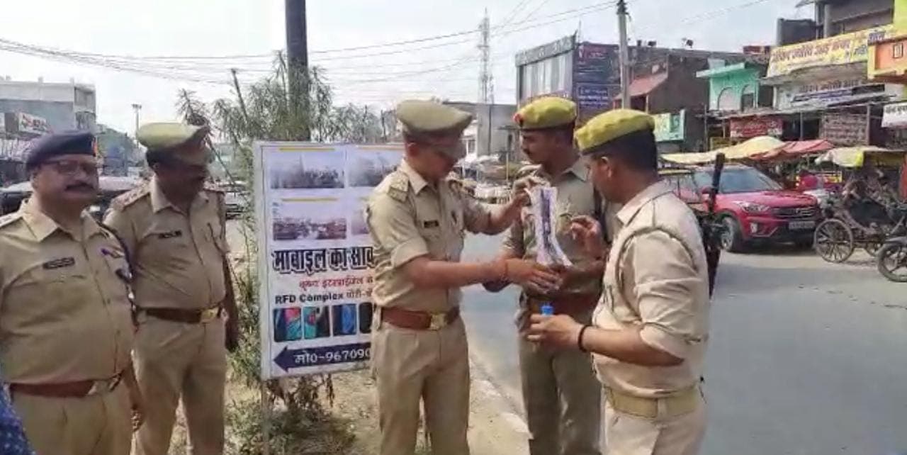 Gorakhpur News: फरार इनामी सपा नेताओं सहित कई उपद्रवियों का पोस्टर बाजारों में चस्पा, पड़ रहे छापे