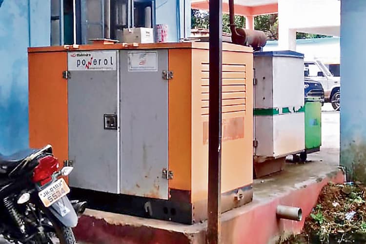 कुड़ू सीएचसी में टॉर्च की रोशनी में किया जा रहा है मरीजों का इलाज, उपायुक्त ने दिया जांच का आदेश