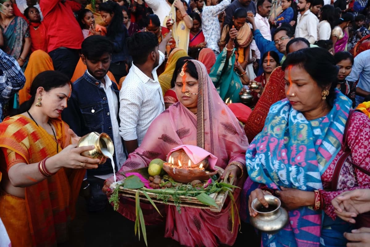 PHOTOS: पलामू में महापर्व छठ की अद्भुत छटा, कोयल नदी तट पर गंगा आरती व भजन के साथ अस्ताचलगामी सूर्य को अर्घ्य