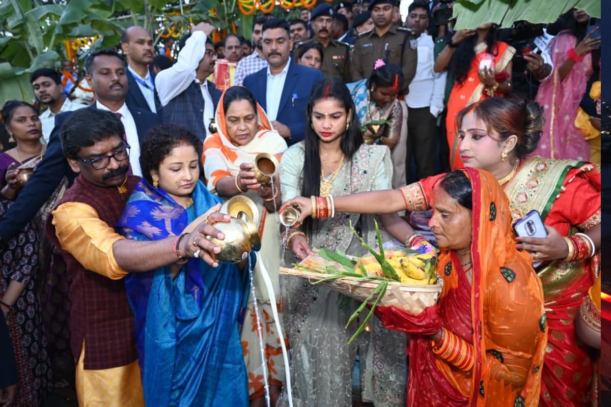 PHOTOS: छठ की अनुपम छटा, मजदूर व वेटर के परिजनों के साथ सीएम हेमंत सोरेन ने रांची में सूर्य को दिया अर्घ्य