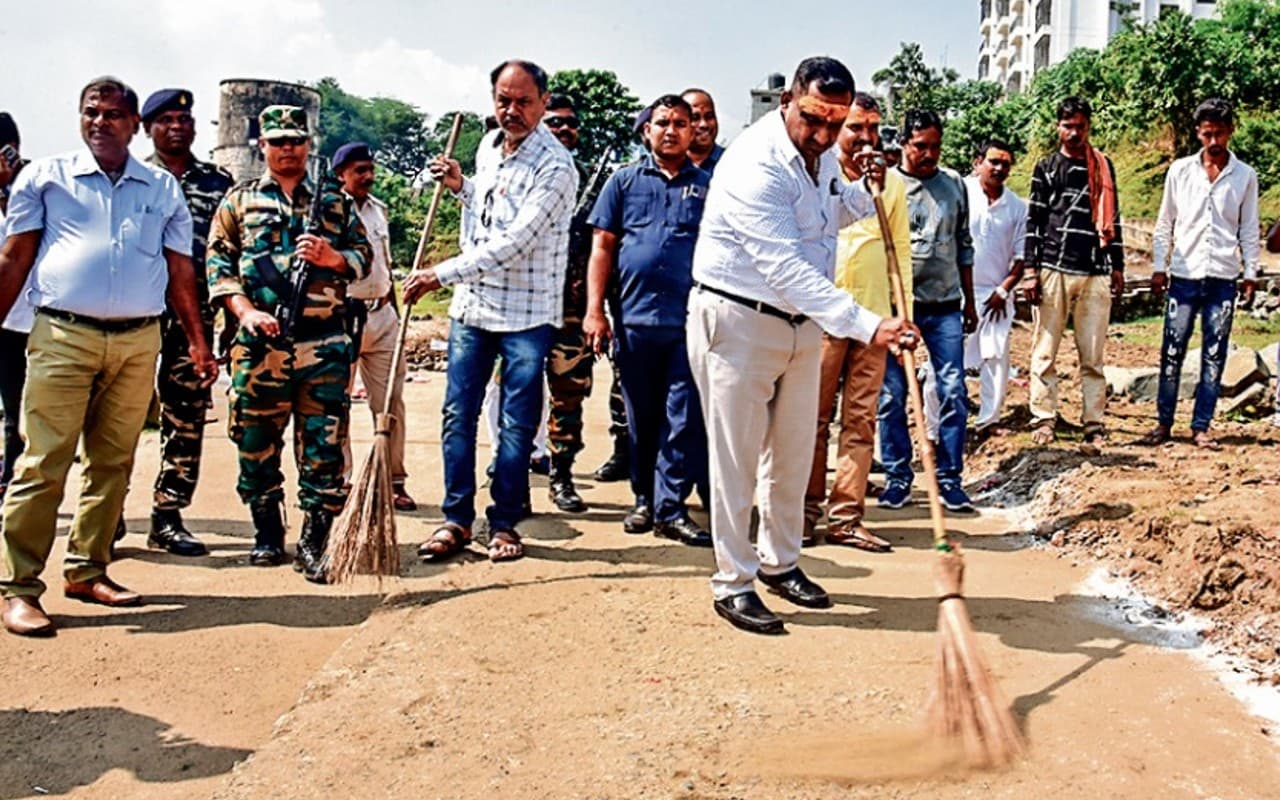Chhath Puja: झारखंड के स्वास्थ्य मंत्री बन्ना गुप्ता ने छठ से पहले घाट पर लगाया झाड़ू, कल देंगे अर्घ्य