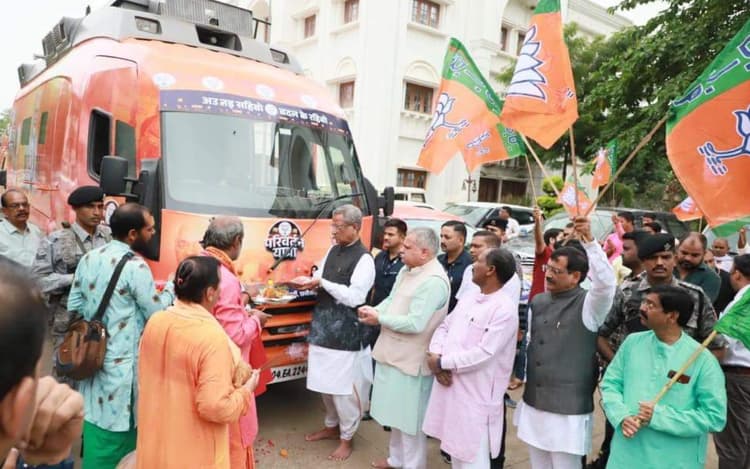 दंतेवाड़ा से शुरू होगी बीजेपी की परिवर्तन यात्रा, मंत्रोच्चार के बीच ओम माथुर ने की रथ की पूजा