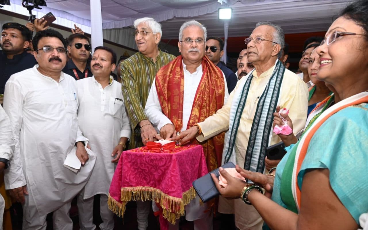 भूपेश बघेल ने कल्याण योजना के लाभार्थियों के खातों में भेजे 2000 करोड़ रुपये, सोनिया गांधी ने प्रशंसा की