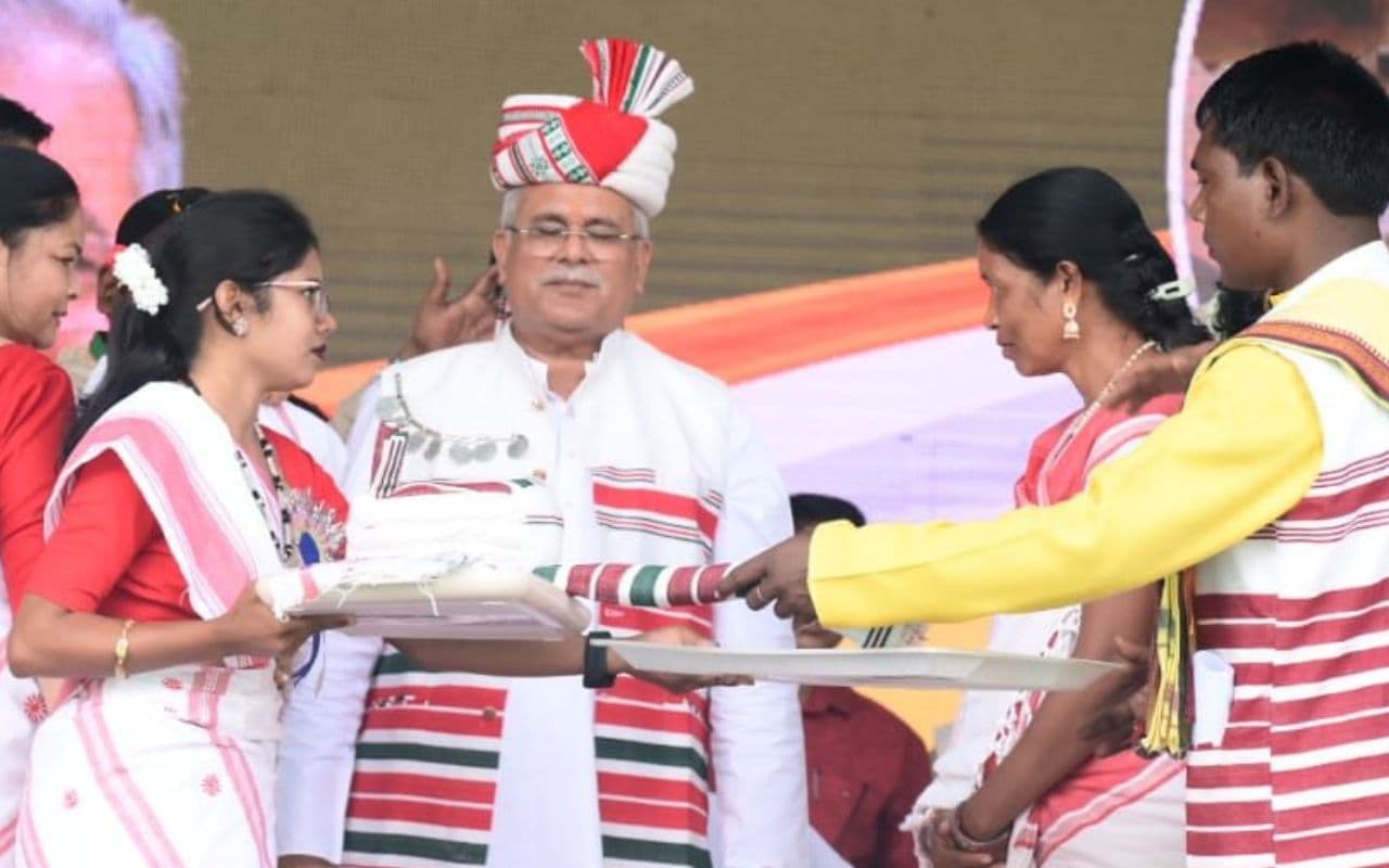 छत्तीसगढ़ : बस्तर व सरगुजा में 1000 करोड़ की 2848 विकास कार्यों का भूपेश बघेल ने किया लोकार्पण, शिलान्यास छत्तीसगढ़ : बस्तर व सरगुजा में 1000 करोड़ की 2848 विकास कार्यों का भूपेश बघेल ने किया लोकार्पण, शिलान्यास