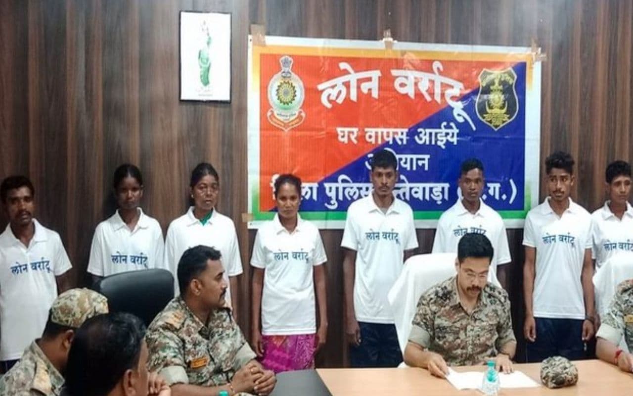 छत्तीसगढ़ : विधानसभा चुनाव से पहले दंतेवाड़ा में 8 नक्सलियों ने किया सरेंडर, अन्य चार गिरफ्तार छत्तीसगढ़ : विधानसभा चुनाव से पहले दंतेवाड़ा में 8 नक्सलियों ने किया सरेंडर, अन्य चार गिरफ्तार