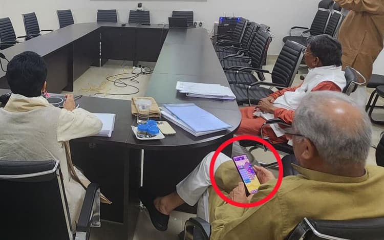 कैंडिडेट सेलेक्शन मीटिंग में कैंडी क्रश खेल रहे थे भूपेश बघेल, बीजेपी ने कसा तंज, सीएम ने दिया ये जवाब