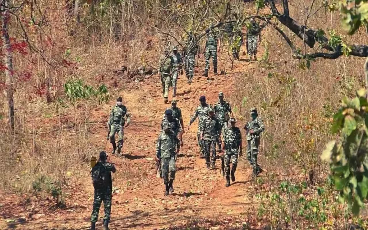 छत्तीसगढ़ में मुठभेड़ जारी, सुरक्षाबलों ने 8 नक्सली को मार गिराया, एक जवान शहीद