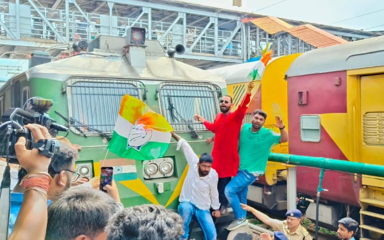 छत्तीसगढ़ में यात्री गाड़ियों को रद्द करने के खिलाफ कांग्रेस का रेल रोको आंदोलन