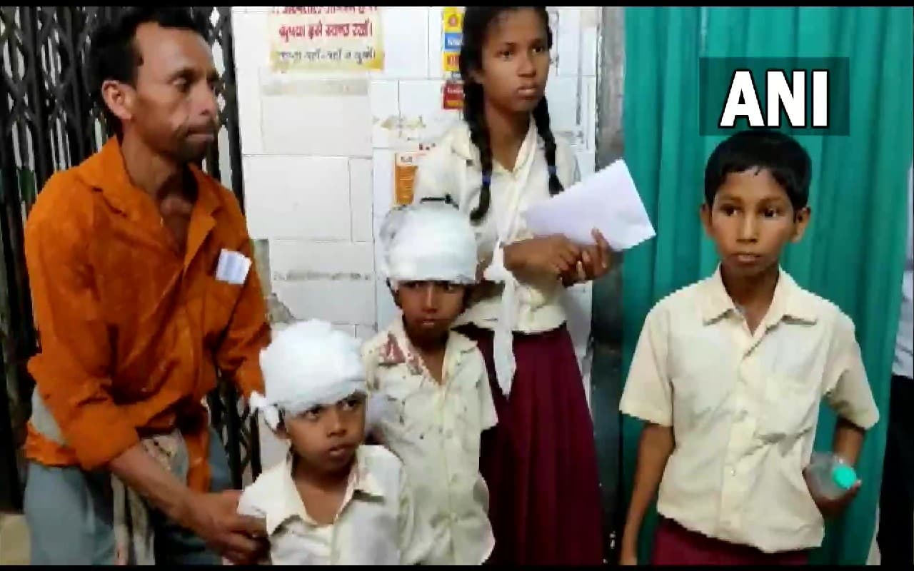West Bengal : पुरुलिया में हुआ बड़ा हादसा, स्कूल बस पलटने से 35 छात्र हुए घायल, 11 छात्रों की हालत गंभीर West Bengal : पुरुलिया में हुआ बड़ा हादसा, स्कूल बस पलटने से 35 छात्र हुए घायल, 11 छात्रों की हालत गंभीर