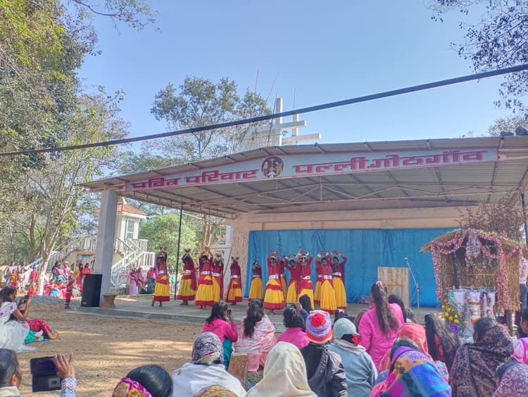 Christmas 2021: क्रिसमस गैदरिंग में नृत्य पर थिरके युवा, क्रिसमस ट्री से ऐसे सजायी गयी थी खूबसूरत चरनी