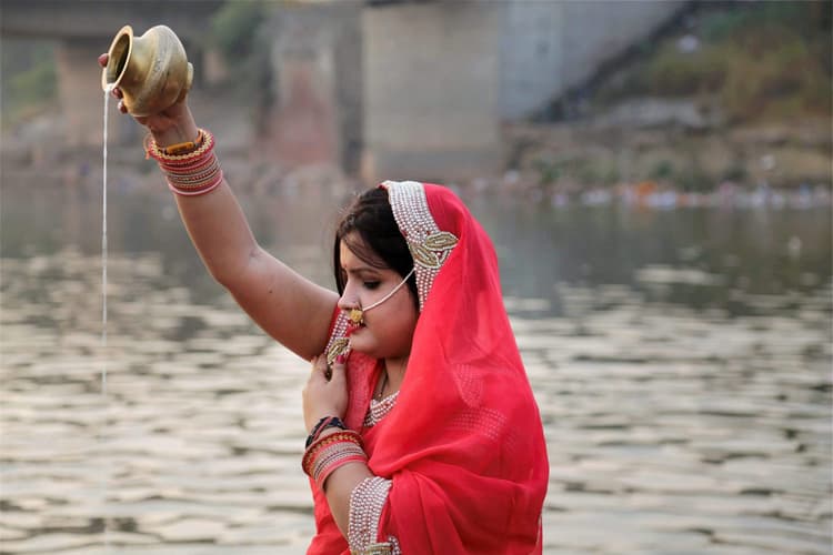 महापर्व छठ पर भाजपा का हठ, झामुमो और कांग्रेस का भी एतराज, सड़क पर उतरे लोग