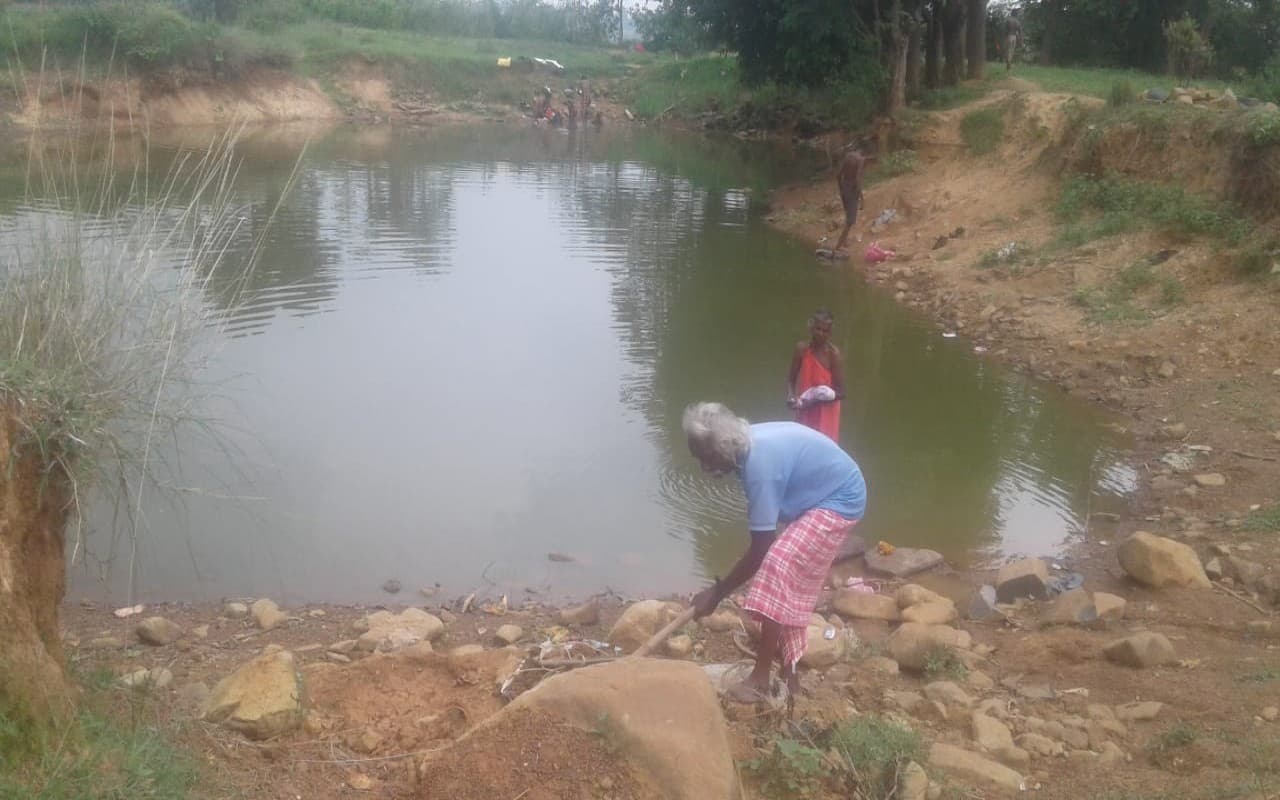 कोल्हान के चुम्बुरु का देखिए जुनून, पड़ोसी ने पानी लेने के लिए किया मना, तो अकेले ही खोद डाला तालाब