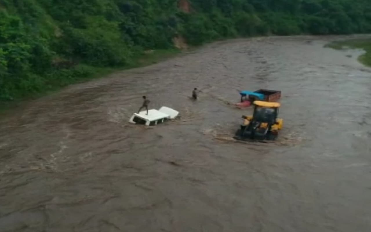 Jharkhand News : झारखंड की चुटूआ नदी में आयी बाढ़, 4 वाहन बहे, बाल-बाल बचे ड्राइवर