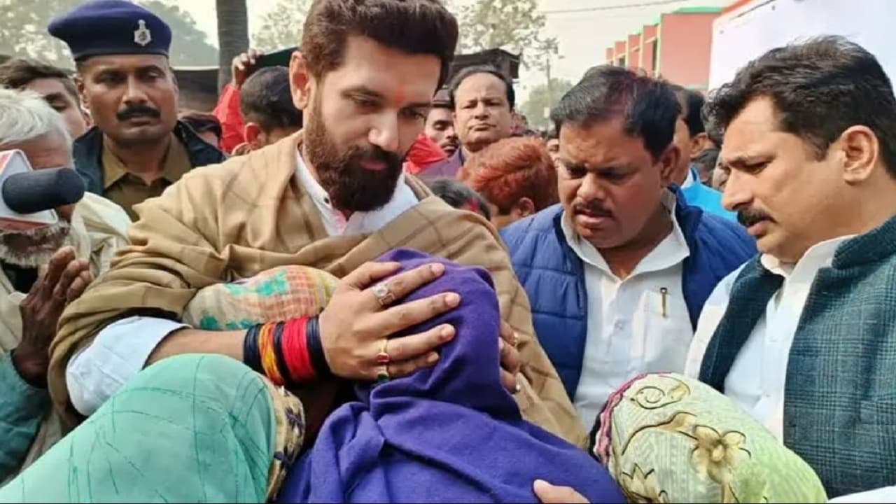 छपरा शराबकांडः मृतकों के परिजनों से मिलने पहुंचे चिराग पासवान, कहा- शराब पिलाकर 150 लोगों की हुई हत्या