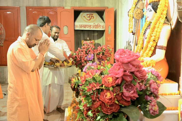 Gorakhpur: आजमगढ़ से सीधे गोरखपुर पहुंचे सीएम योगी, विकास और कानून व्यवस्था की कर सकते हैं समीक्षा