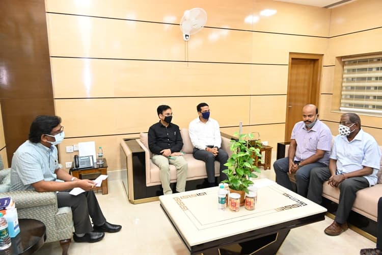 धनबाद के दिवंगत डीजे के परिजन CM हेमंत सोरेन से मिले, पत्नी को अनुकंपा पर नौकरी देने का किया आग्रह