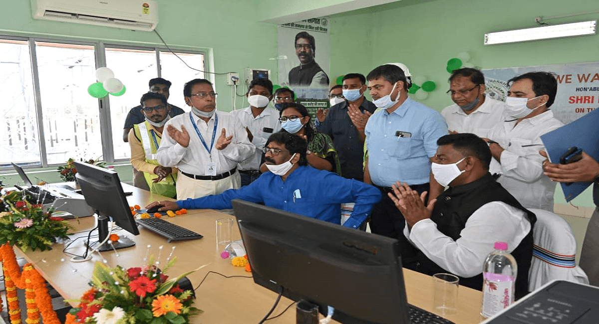 झारखंड के चतरा को बिजली की सौगात, सीएम हेमंत सोरेन बोले- सोलर प्लांट लगाने पर मिलेगी सब्सिडी झारखंड के चतरा को बिजली की सौगात, सीएम हेमंत सोरेन बोले- सोलर प्लांट लगाने पर मिलेगी सब्सिडी