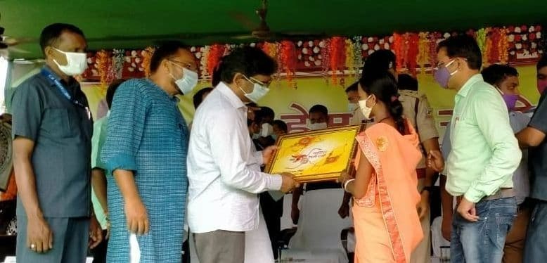 Raksha Bandhan 2021: सखी मंडल की दीदियां बना रहीं आकर्षक व फैंसी राखियां, CM हेमंत सोरेन ने की ये अपील