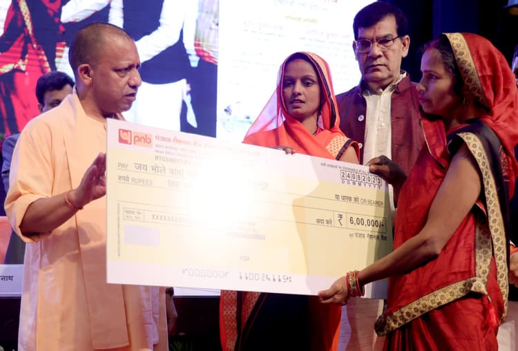 UP News: सीएम योगी ने पीएम स्वनिधि योजना के लाभार्थियों की धनराशि जारी की, सरकार ने दिया पांच लाख बीमा का लाभ