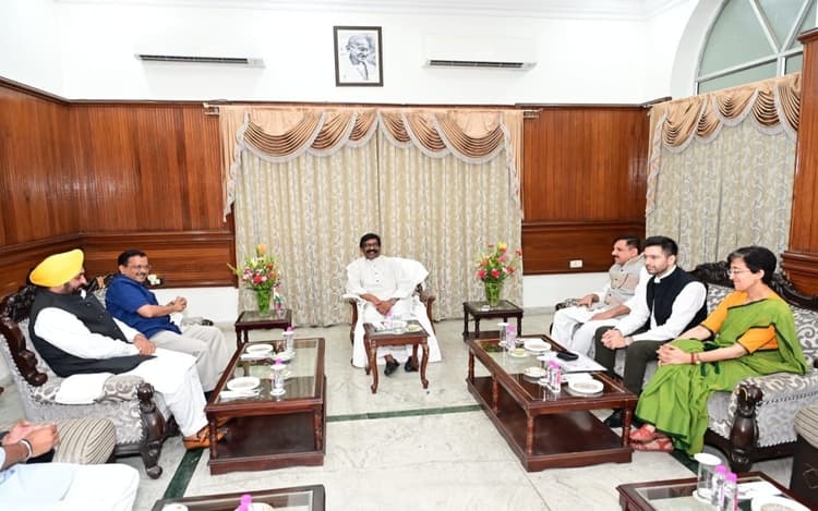 अध्यादेश के खिलाफ समर्थन जुटाने झारखंड पहुंचे अरविंद केजरीवाल, बोले-चुनी हुई सरकारों पर डाका डालती है बीजेपी