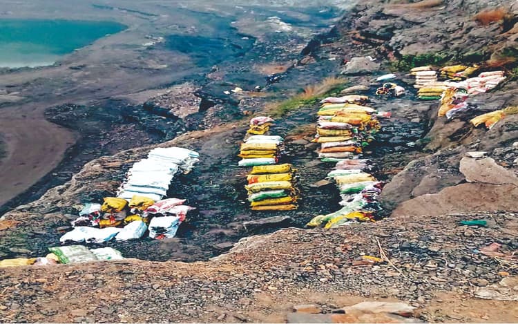 धनबाद में आउटसोर्सिंग परियोजनाओं से हर दिन हो रही हजारों टन कोयला की चोरी, कार्रवाई के नाम पर आइवाश