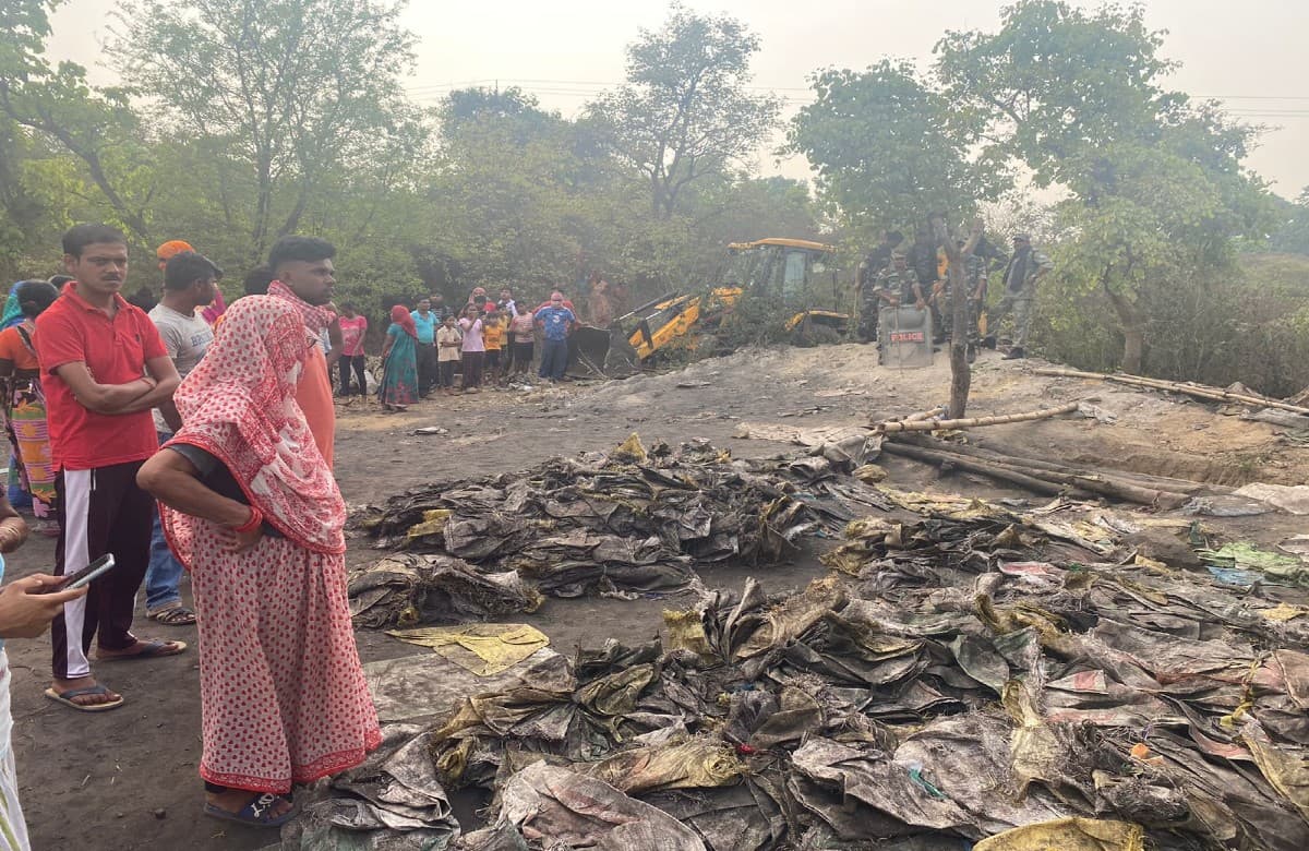 क्या धनबाद के निरसा में खदान धंसने की घटना सिर्फ अफवाह थी ? बीसीसीएल जिम्मेदारी से क्यों झाड़ रहा पल्ला? क्या धनबाद के निरसा में खदान धंसने की घटना सिर्फ अफवाह थी ? बीसीसीएल जिम्मेदारी से क्यों झाड़ रहा पल्ला?