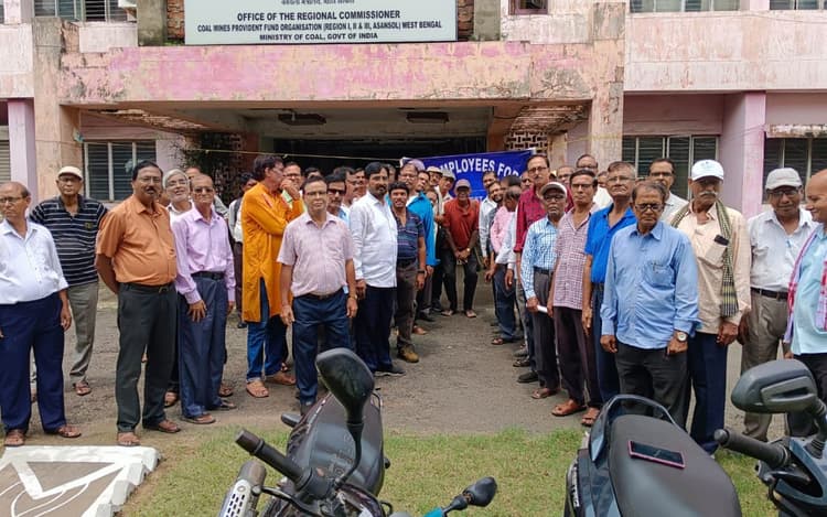 5.8 लाख पेंशनभोगी कोयलाकर्मियों के हक में कोल इंप्लाईज फोरम ने सीएमपीएफ ऑफिस पर किया आंदोलन