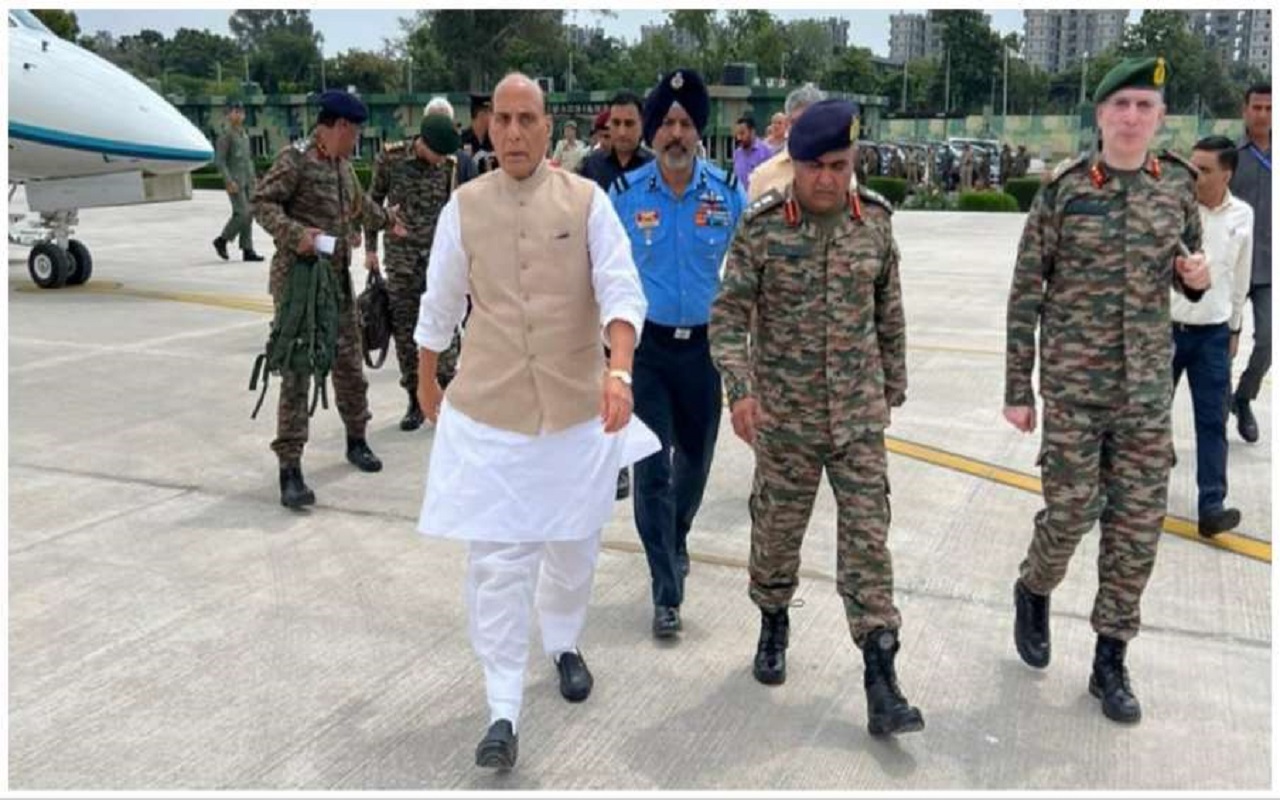 जम्मू-कश्मीर: रजौरी पहुंचे रक्षा मंत्री राजनाथ सिंह, शहीदों देंगे श्रद्धांजलि, मुठभेड़ स्थल का करेंगे दौरा जम्मू-कश्मीर: रजौरी पहुंचे रक्षा मंत्री राजनाथ सिंह, शहीदों देंगे श्रद्धांजलि, मुठभेड़ स्थल का करेंगे दौरा