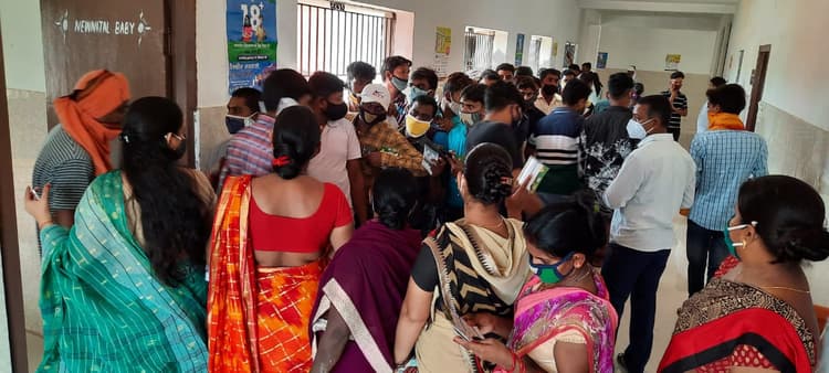 Complete Lockdown In Jharkhand : झारखंड में Complete Lockdown, लेकिन चतरा में स्वास्थ्य कर्मी की लापरवाही से वैक्सीन लेने वालों का उमड़ा हुजूम, सोशल डिस्टैंसिंग की उड़ी धज्जियां