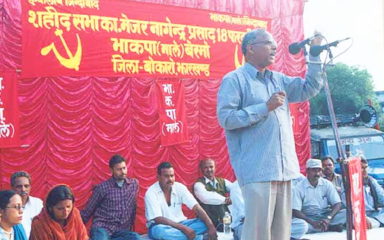 जनसभा में एक शख्स ने खड़े होकर कहा- मैं हूं महेंद्र सिंह और नक्सलियों ने उन्हें गोलियों से भून डाला