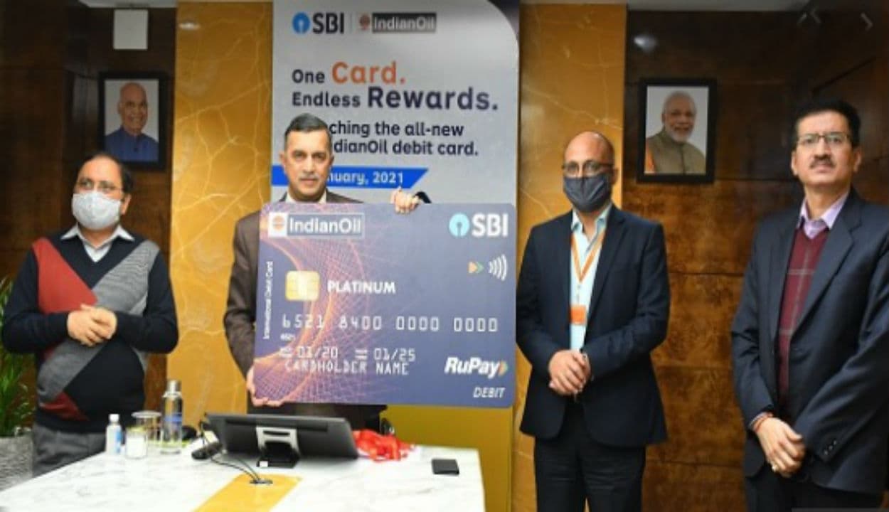 एसबीआई और इंडियन ऑयल ने लॉन्च किया कॉन्टेक्टलेस डेबिट कार्ड, जानिए इसकी खासियत