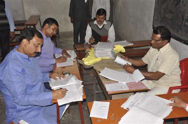 15 को पूरा नहीं हो सकेगा कॉपी का मूल्यांकन, अंग्रेजी और साइकोलॉजी की कापियां बचीं, अरबी के लिए शिक्षक ही नहीं