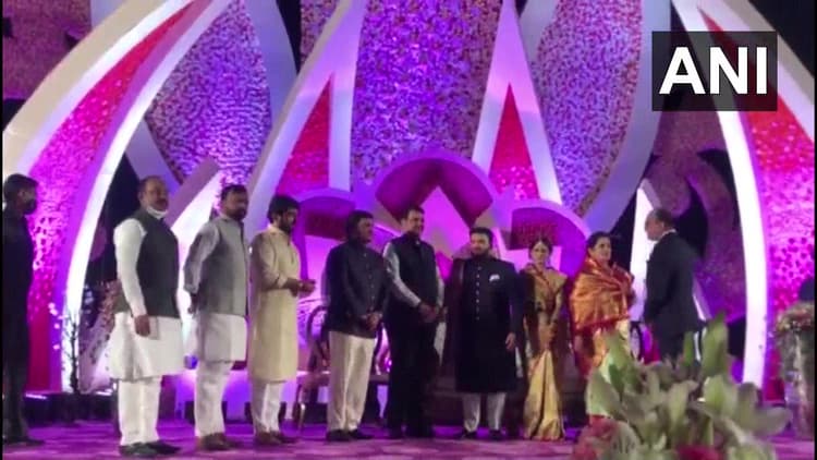 Coronavirus In Maharashtra: VVIP शादी में कोरोना नियम तोड़ना पड़ा महंगा, FIR दर्ज, पूर्व CM समेत कई नेता थे मौजूद