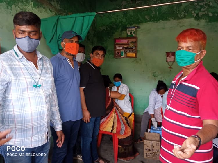 Corona Vaccination In Jharkhand : कोरोना टीकाकरण शिविर का आयोजन, युवाओं एवं महिलाओं ने लगवायी वैक्सीन