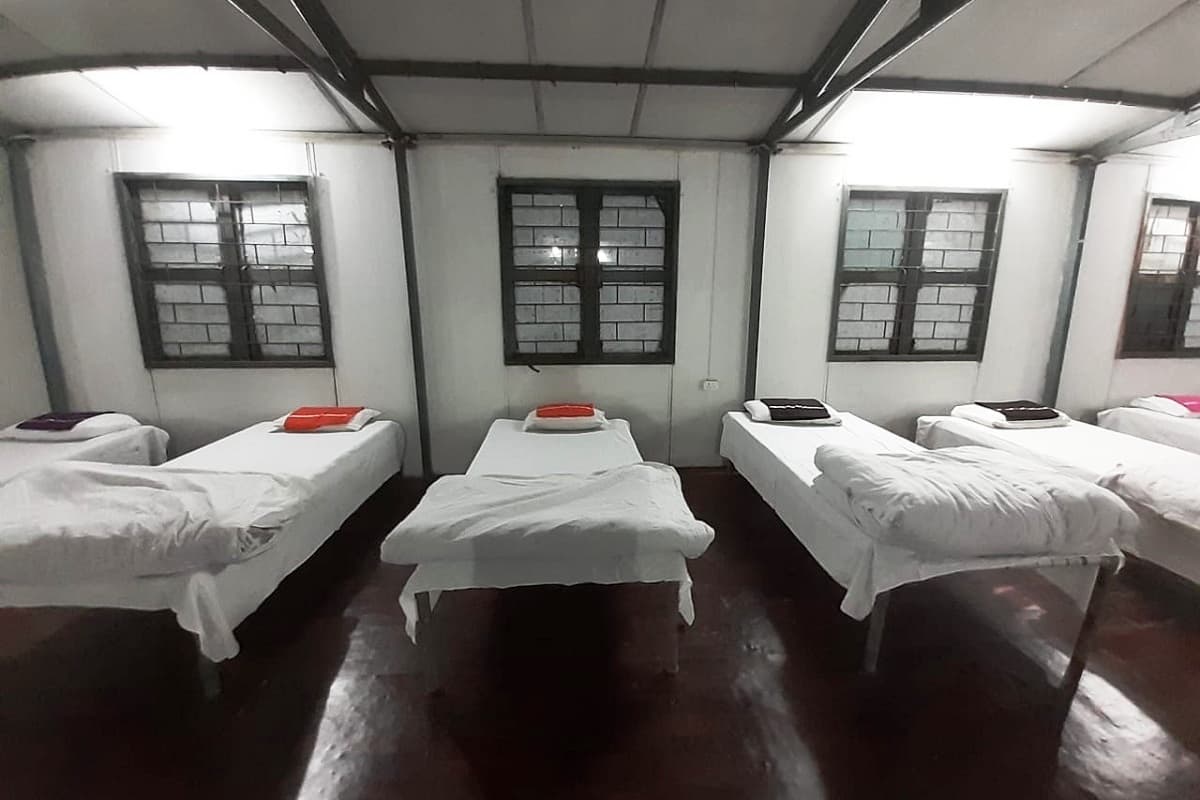 गांव में क्वारेंटाइन सेंटर बनाने से नाराज लोगों ने पुलिस पर किया हमला, कई पुलिसकर्मी घायल गांव में क्वारेंटाइन सेंटर बनाने से नाराज लोगों ने पुलिस पर किया हमला, कई पुलिसकर्मी घायल
