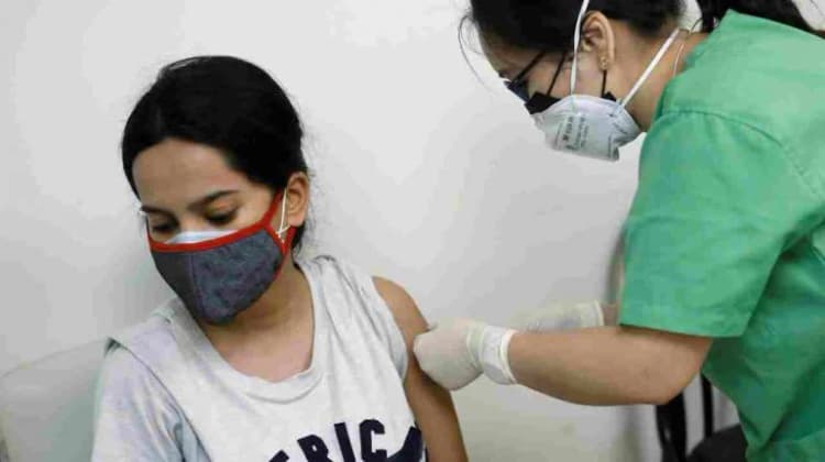आंध्र प्रदेश और केरल में कोरोना टीका लगाने में किया गया भेद-भाव, लिंगानुपात के राष्ट्रीय नियमों के पालन में उल्लंघन का मामला आया सामने