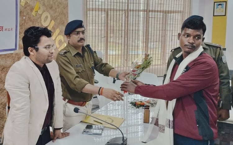 झारखंड में एक और नक्सली ने किया सरेंडर, लातेहार पुलिस के सामने जितेंद्र नगेसिया ने डाले हथियार