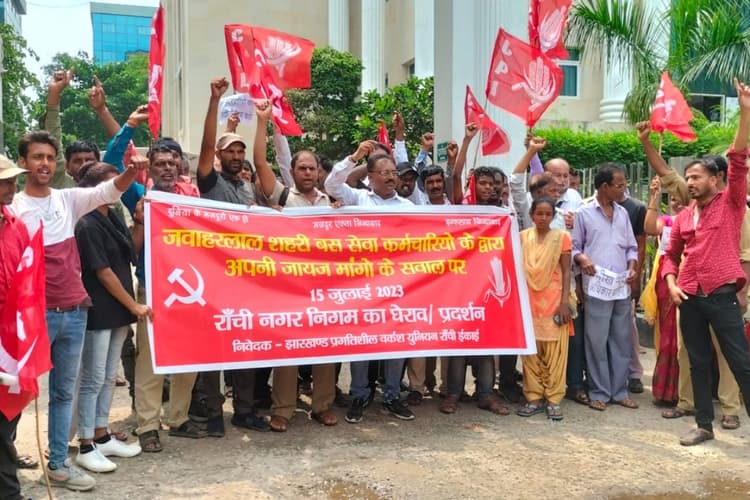 सीपीआई व बस कर्मचारियों ने रांची नगर निगम का किया घेराव, नगर प्रशासक ने मुलाकात के लिए 17 जुलाई का दिया वक्त