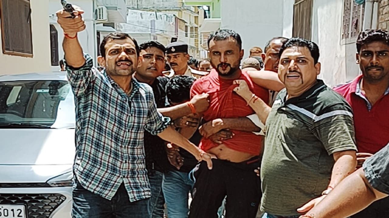 Bihar: बेतिया में शिक्षक के घर घुसे सिरफिरे ने परिजनों को बनाया बंधक, थानेदार को भी किया बंद, गिरफ्तार