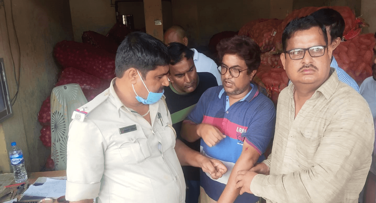 झारखंड में दिनदहाड़े आलू कारोबारी से लूट, अपराधियों ने महज 5 मिनट में वारदात को ऐसे दिया अंजाम झारखंड में दिनदहाड़े आलू कारोबारी से लूट, अपराधियों ने महज 5 मिनट में वारदात को ऐसे दिया अंजाम